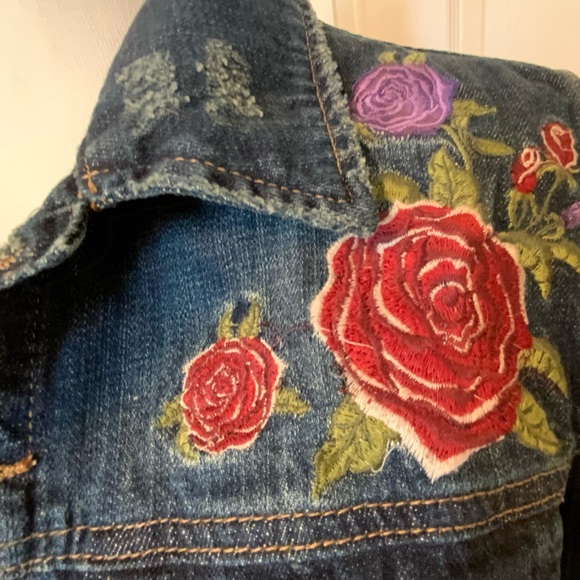 Jean jacket with flower embroidery and slight distressing - Picture 4 of 6
